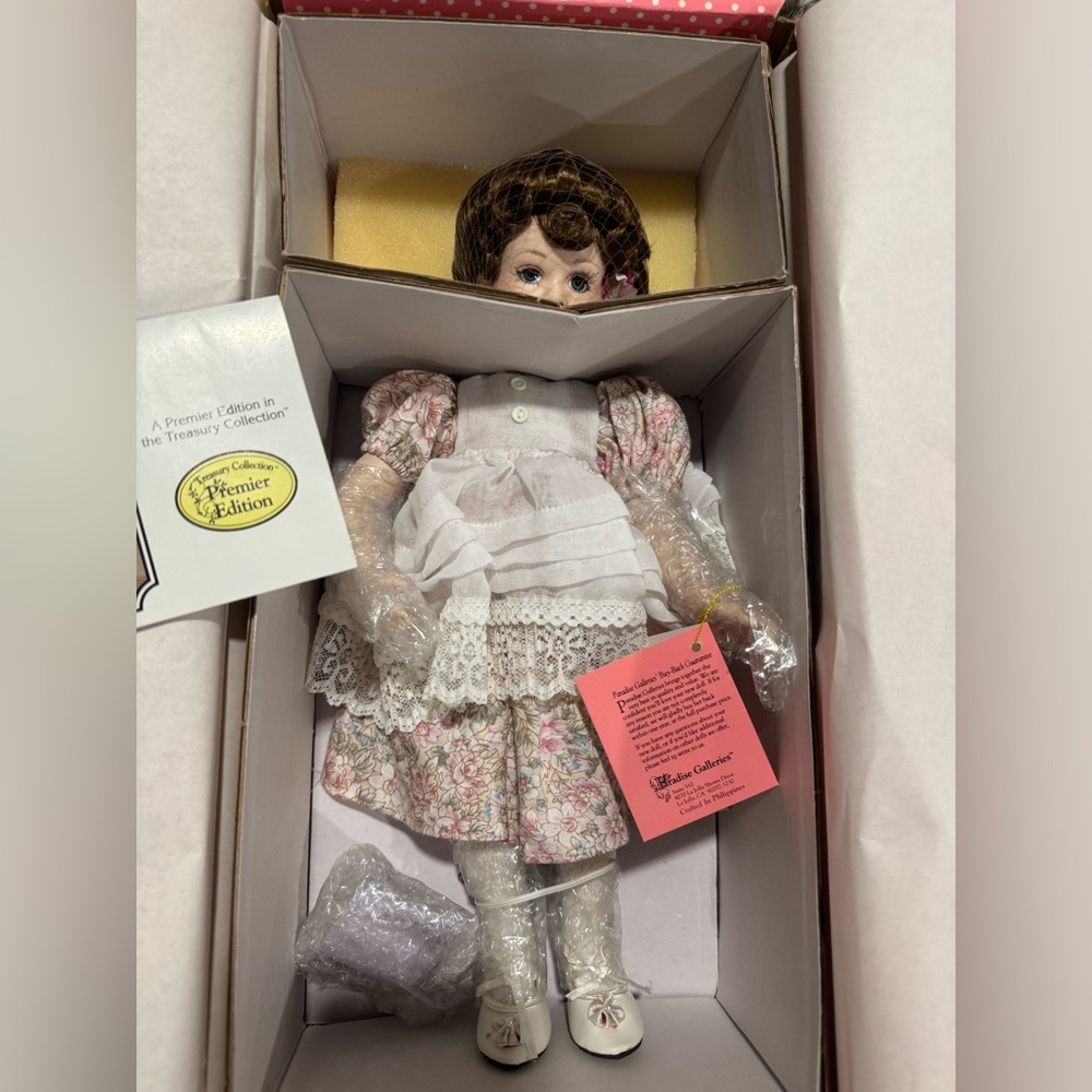 SOLD✨PARDISE GALLERIES Melissa Floral Porcelain Doll with Lace Dress - Picture 1 of 9